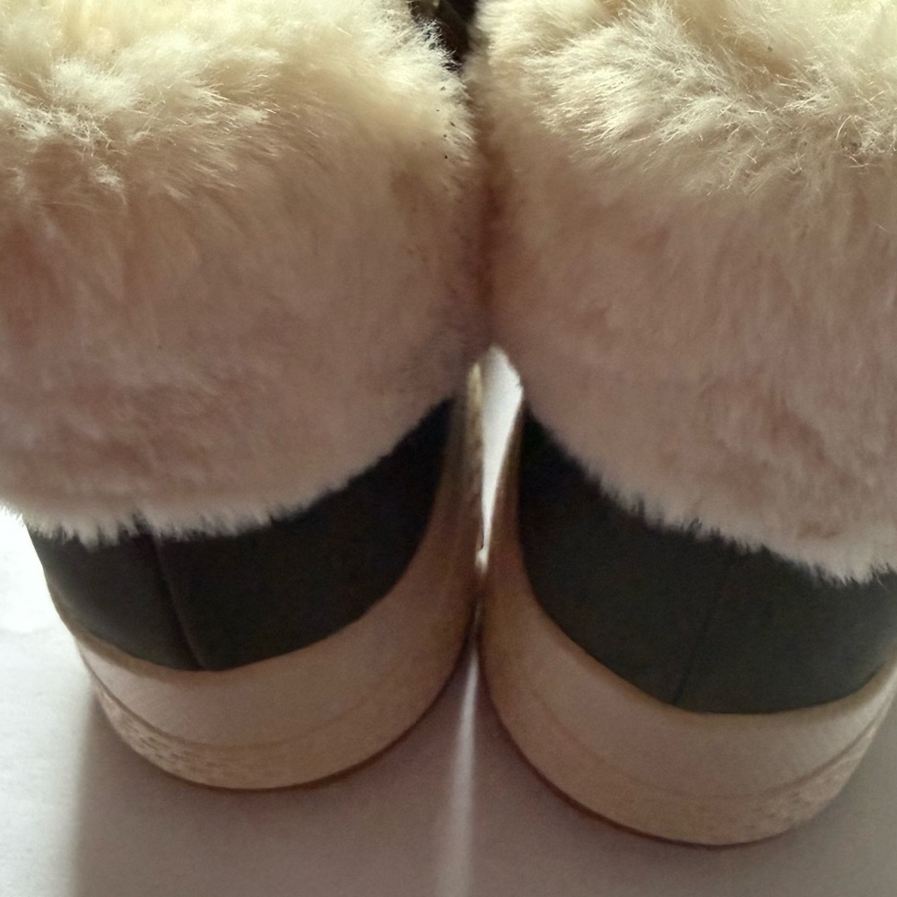 Skechers Women's Green‎ Winter Boots with Plush Lining - Picture 3 of 9